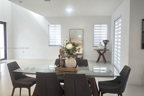 Casa en venta en Miami, Florida, 4 dormitorios, 295.52 m2 № 1889223 - foto 15