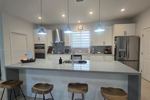 Casa en venta en Miami, Florida, 4 dormitorios, 295.52 m2 № 1889223 - foto 25