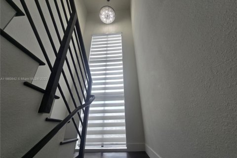 Casa en venta en Miami, Florida, 4 dormitorios, 295.52 m2 № 1889223 - foto 29