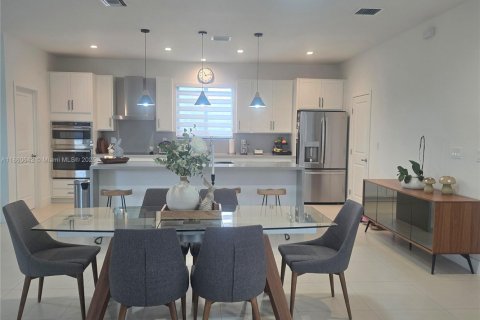 Casa en venta en Miami, Florida, 4 dormitorios, 295.52 m2 № 1889223 - foto 16