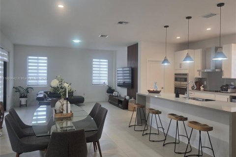 Casa en venta en Miami, Florida, 4 dormitorios, 295.52 m2 № 1889223 - foto 17