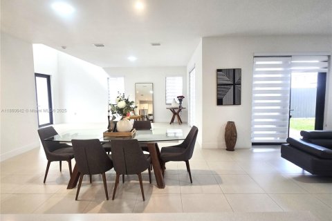 Casa en venta en Miami, Florida, 4 dormitorios, 295.52 m2 № 1889223 - foto 20
