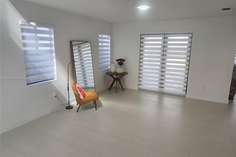 Casa en venta en Miami, Florida, 4 dormitorios, 295.52 m2 № 1889223 - foto 14