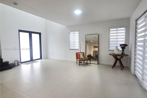 Casa en venta en Miami, Florida, 4 dormitorios, 295.52 m2 № 1889223 - foto 12