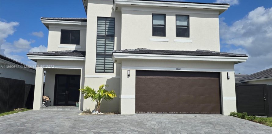 Casa en Miami, Florida 4 dormitorios, 295.52 m2 № 1889223