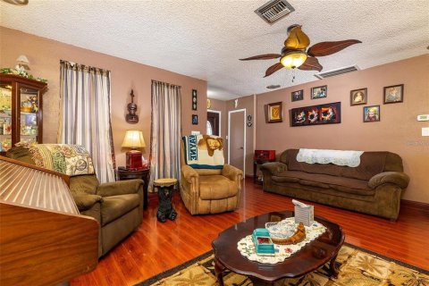 House in Seminole, Florida 4 bedrooms, 159.14 sq.m. № 2202605 - photo 2