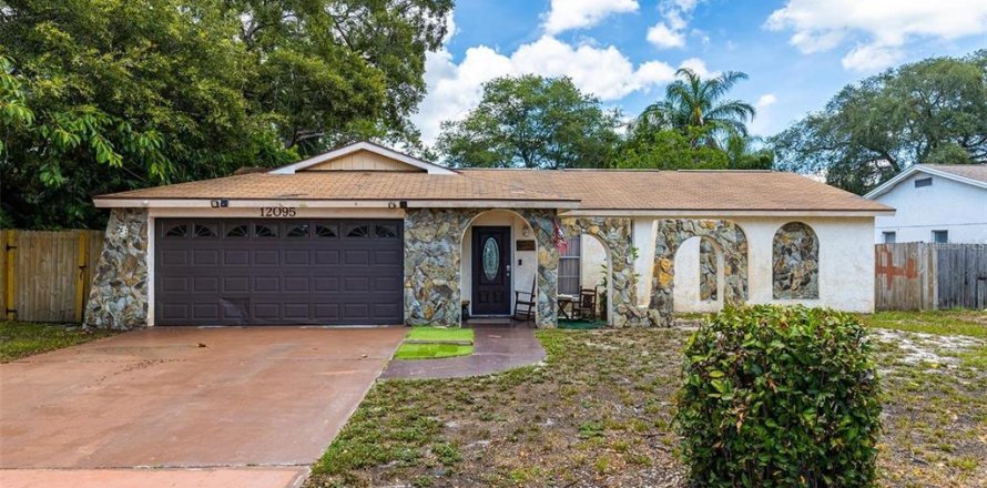 House in Seminole, Florida 4 bedrooms, 159.14 sq.m. № 2202605