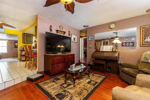 House in Seminole, Florida 4 bedrooms, 159.14 sq.m. № 2202605 - photo 4