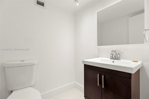 Condo in Miami Beach, Florida, 1 bedroom  № 2004818 - photo 10