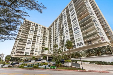 Condo in Miami Beach, Florida, 1 bedroom  № 2004818 - photo 13