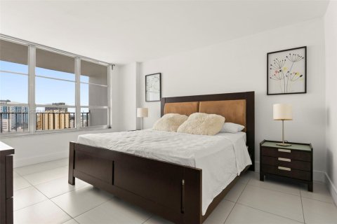 Condo in Miami Beach, Florida, 1 bedroom  № 2004818 - photo 3