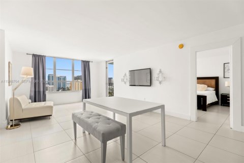 Condo in Miami Beach, Florida, 1 bedroom  № 2004818 - photo 9