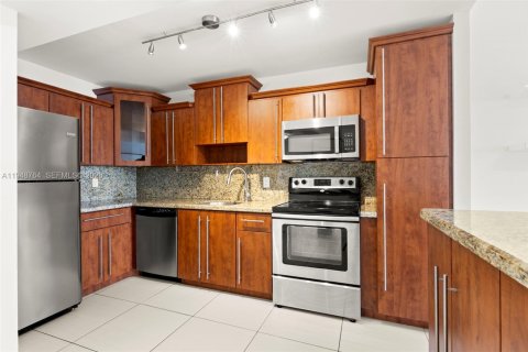 Condo in Miami Beach, Florida, 1 bedroom  № 2004818 - photo 8