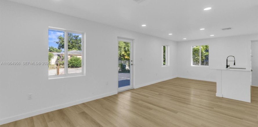 Villa ou maison à Miami, Floride 3 chambres № 2027082