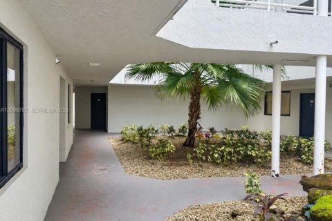 Appartement à louer à Miami, Floride: 1 chambre, 78.87 m2 № 2402098 - photo 2