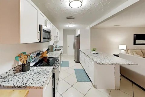 House in Tampa, Florida 3 bedrooms, 142.05 sq.m. № 1795810 - photo 9
