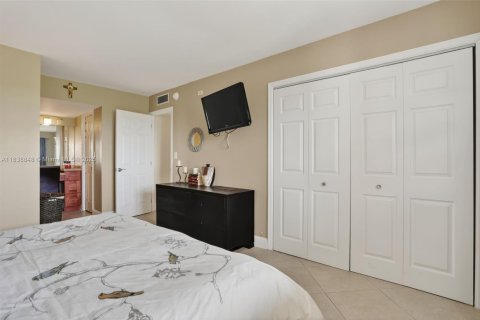 Condo in Pompano Beach, Florida, 2 bedrooms  № 1847658 - photo 18