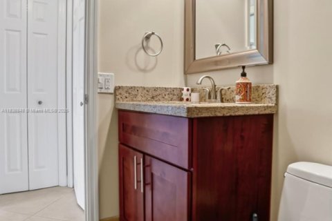 Condo in Pompano Beach, Florida, 2 bedrooms  № 1847658 - photo 16