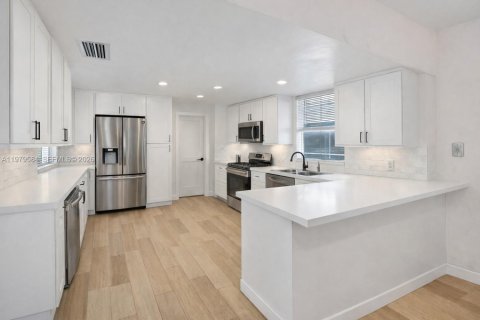 Купить виллу или дом в Катлер-Бей, Флорида 4 спальни, 147.53м2, № 2043408 - фото 3