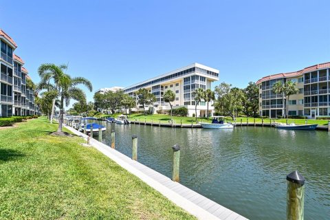 Condo in Sarasota, Florida, 2 bedrooms  № 721114 - photo 23