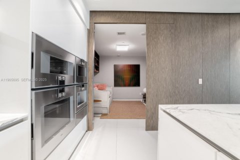 Condo in Bal Harbour, Florida, 2 bedrooms  № 2081967 - photo 11