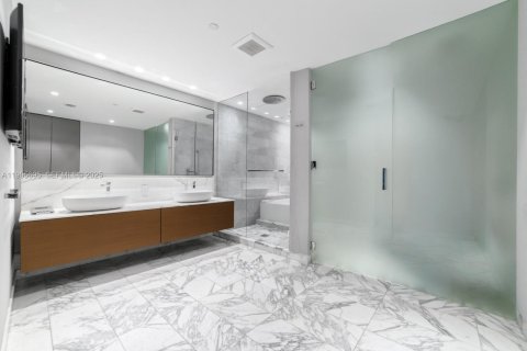 Condo in Bal Harbour, Florida, 2 bedrooms  № 2081967 - photo 17
