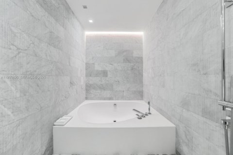 Condo in Bal Harbour, Florida, 2 bedrooms  № 2081967 - photo 19