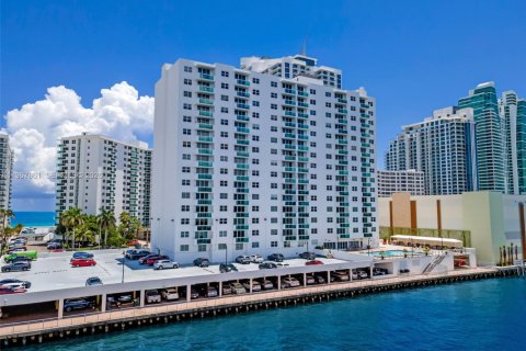 Купить кондоминиум в Холливуд, Флорида 2 спальни, 112.6м2, № 2029172 - фото 22