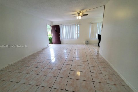 Condo in Pembroke Pines, Florida, 2 bedrooms  № 1992148 - photo 1