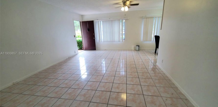 Condo in Pembroke Pines, Florida, 2 bedrooms  № 1992148