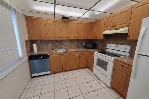 Condo in Pembroke Pines, Florida, 2 bedrooms  № 1992148 - photo 2