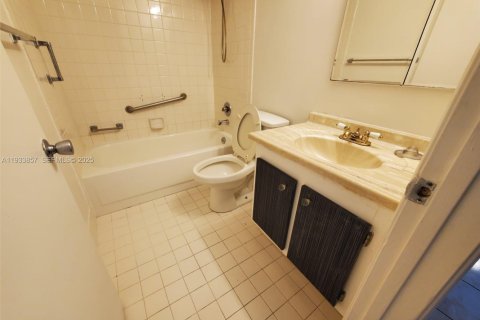 Condo in Pembroke Pines, Florida, 2 bedrooms  № 1992148 - photo 9
