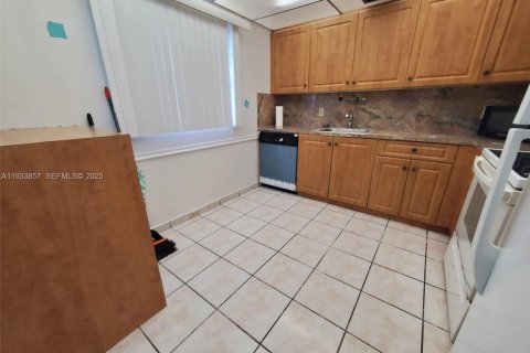 Condo in Pembroke Pines, Florida, 2 bedrooms  № 1992148 - photo 3
