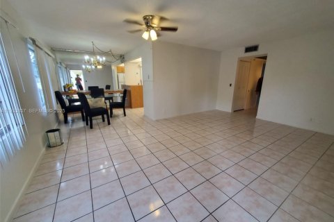 Condo in Pembroke Pines, Florida, 2 bedrooms  № 1992148 - photo 4