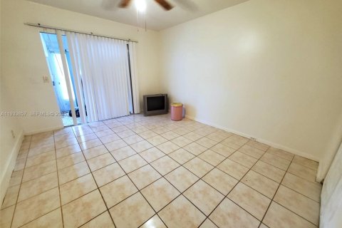 Condo in Pembroke Pines, Florida, 2 bedrooms  № 1992148 - photo 5