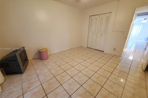 Condo in Pembroke Pines, Florida, 2 bedrooms  № 1992148 - photo 6