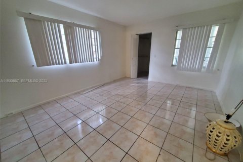 Condo in Pembroke Pines, Florida, 2 bedrooms  № 1992148 - photo 7