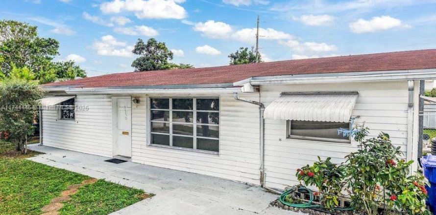 House in Hollywood, Florida 4 bedrooms, 127.83 sq.m. № 1729351