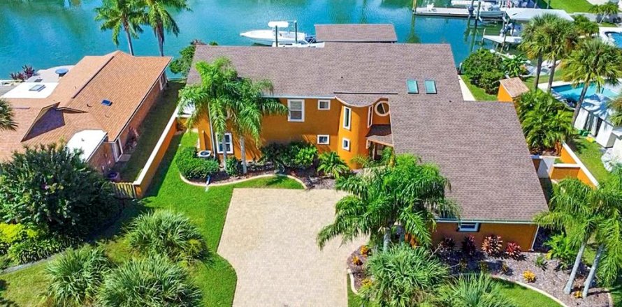 House in New Smyrna Beach, Florida 3 bedrooms, 270.9 sq.m. № 1342608