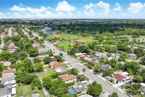House in North Miami, Florida 3 bedrooms, 125.14 sq.m. № 1831129 - photo 20