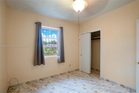 House in North Miami, Florida 3 bedrooms, 125.14 sq.m. № 1831129 - photo 9