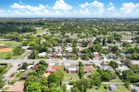 House in North Miami, Florida 3 bedrooms, 125.14 sq.m. № 1831129 - photo 19