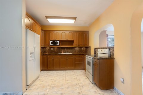 House in North Miami, Florida 3 bedrooms, 125.14 sq.m. № 1831129 - photo 5