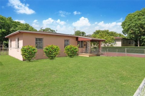 House in North Miami, Florida 3 bedrooms, 125.14 sq.m. № 1831129 - photo 2