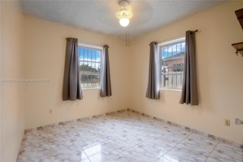House in North Miami, Florida 3 bedrooms, 125.14 sq.m. № 1831129 - photo 13