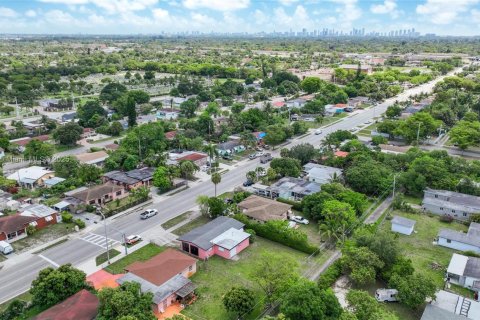 House in North Miami, Florida 3 bedrooms, 125.14 sq.m. № 1831129 - photo 18