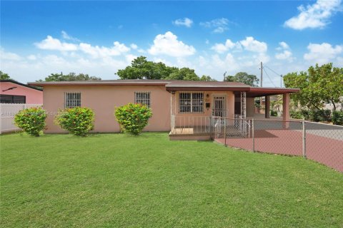 House in North Miami, Florida 3 bedrooms, 125.14 sq.m. № 1831129 - photo 1