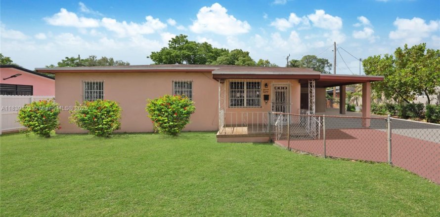 House in North Miami, Florida 3 bedrooms, 125.14 sq.m. № 1831129