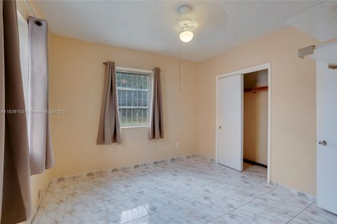 House in North Miami, Florida 3 bedrooms, 125.14 sq.m. № 1831129 - photo 12