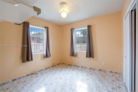House in North Miami, Florida 3 bedrooms, 125.14 sq.m. № 1831129 - photo 11